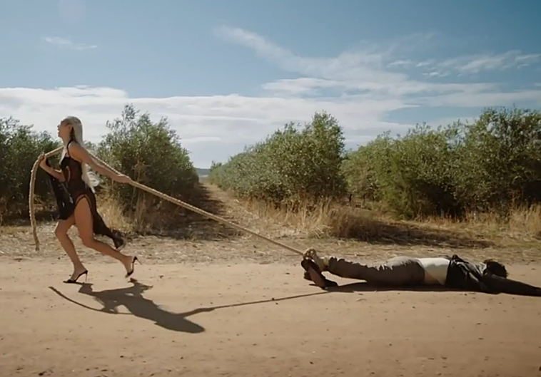 Ana Mena se defiende tras 'matar' a un chico en 'Lárgate': «Los hombres hacen canciones sexualizándonos todo el tiempo y las bailamos»