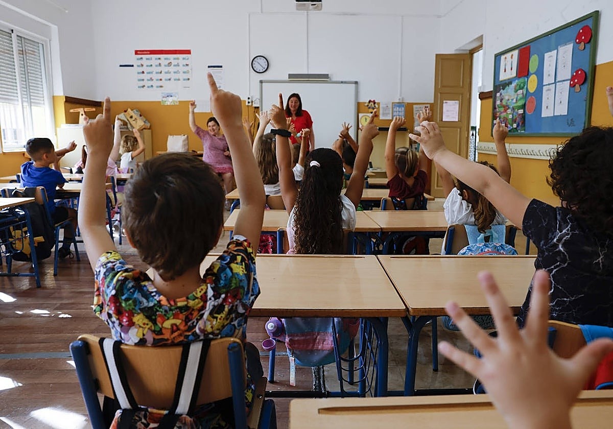 Imagen de archivo que muestra a niños en un colegio de Málaga.