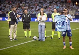 Larrubia recibió el domingo una camiseta con el dorsal '100' como homenaje, en presencia del malagueño con más partidos jugados en la historia del Málaga Club de Fútbol, Jesús Gámez.