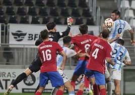 Una acción del Estepona-Málaga copero de la pasada campaña, en esa ocasión disputado en La Línea.