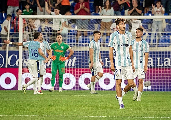 El lamento colectivo de los malaguistas en el gol final sufrido en Huesca.