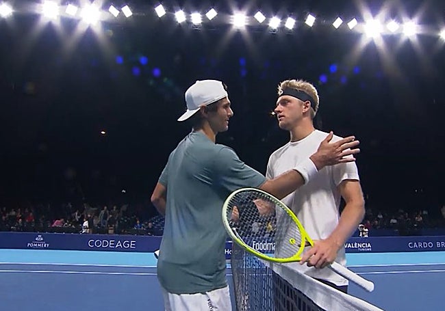 Marcos Giron felicita a Alejandro Davidovich tras el partido.
