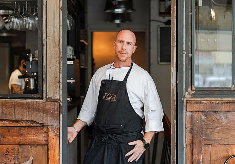 El chef Álvaro Herreros en la entrada de El Taller.