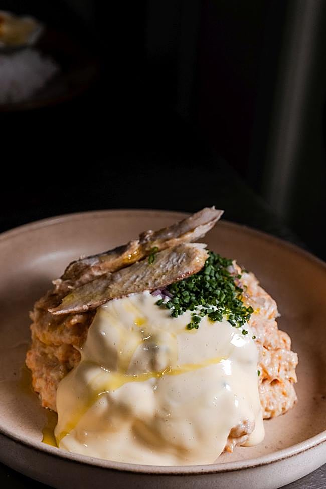 Ensaladilla rusa, ventresca de atún y aceitunas verdes.