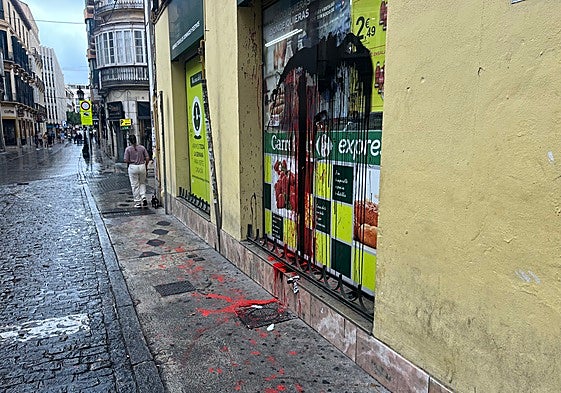 La fachada de Carrefour Express, esta mañana, tras el acto vandálico durante la manifestación.