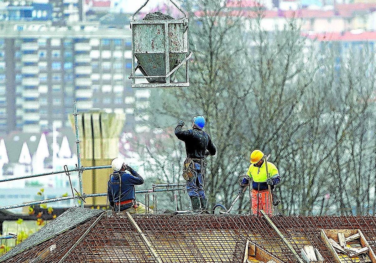 Un albañil fallece tras sufrir un infarto en el trabajo y el Tribunal Supremo concluye que no es accidente laboral