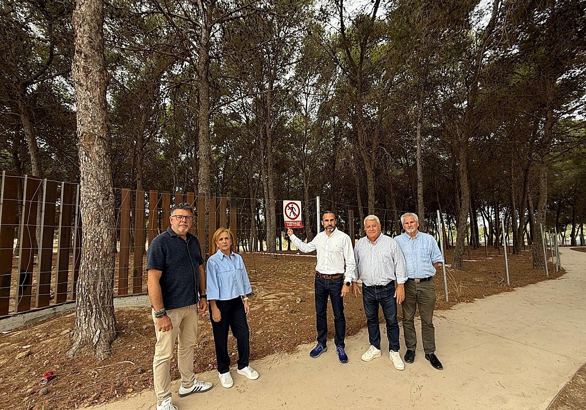 Dani Pérez, en el centro, con los ediles socialistas Jorge Quero, Begoña Medina y Salvador Trujillo, delante del Campamento Benítez.