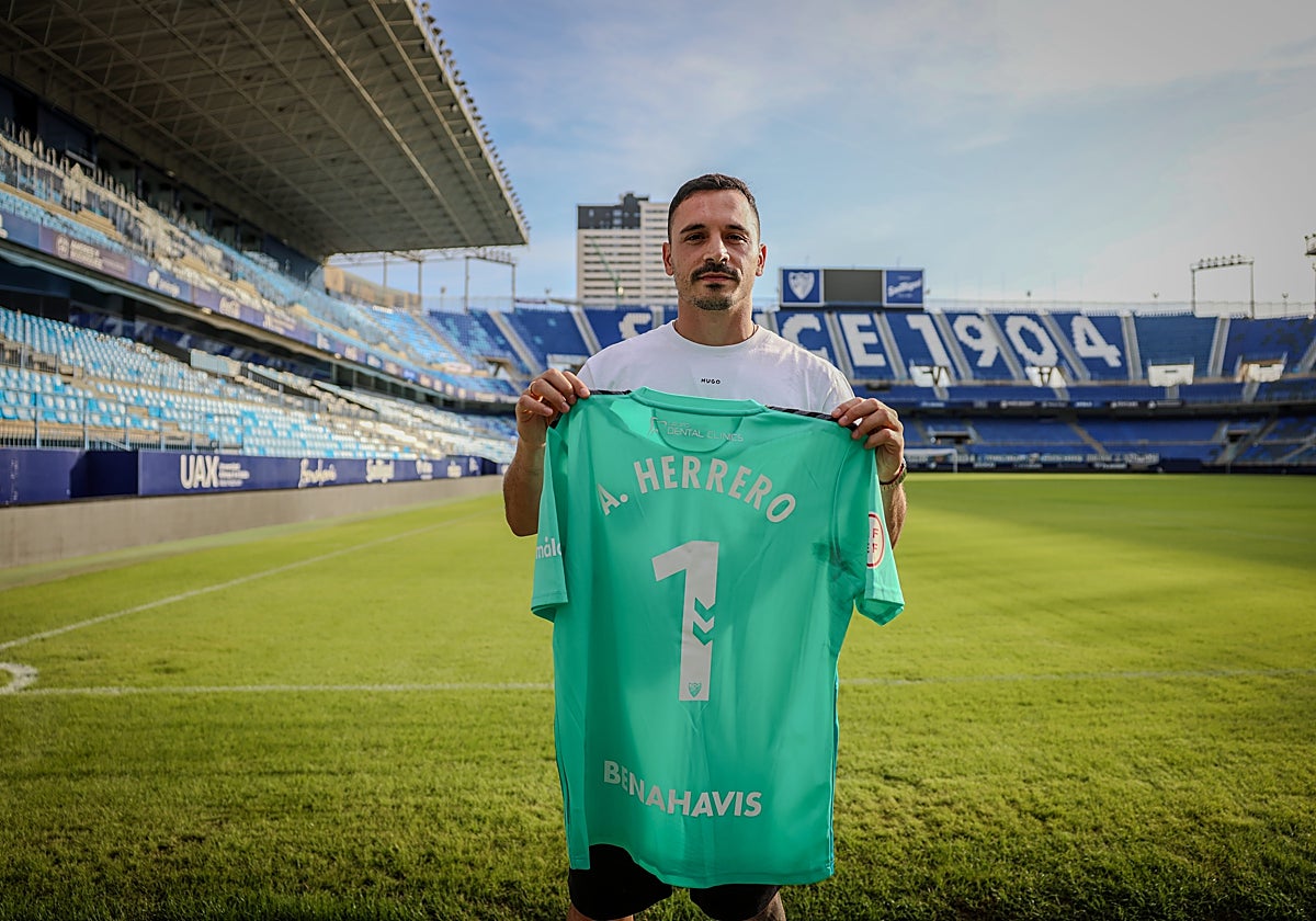 Alfonso Herrero, con la camiseta que ha cedido.