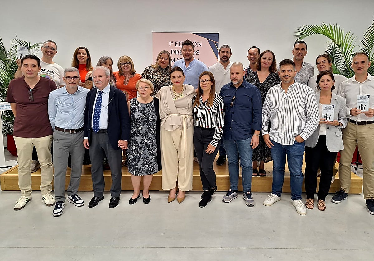 Foto de familia tras la entrega de galardones.
