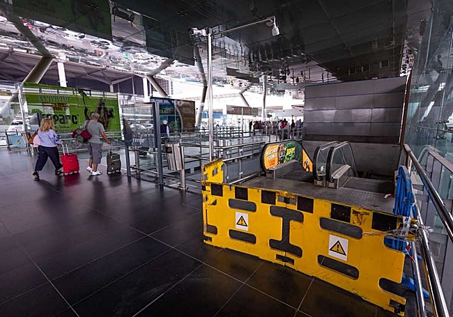 Dos de las escaleras averiadas en la estación del aeropuerto; las otras dos están al otro lado.