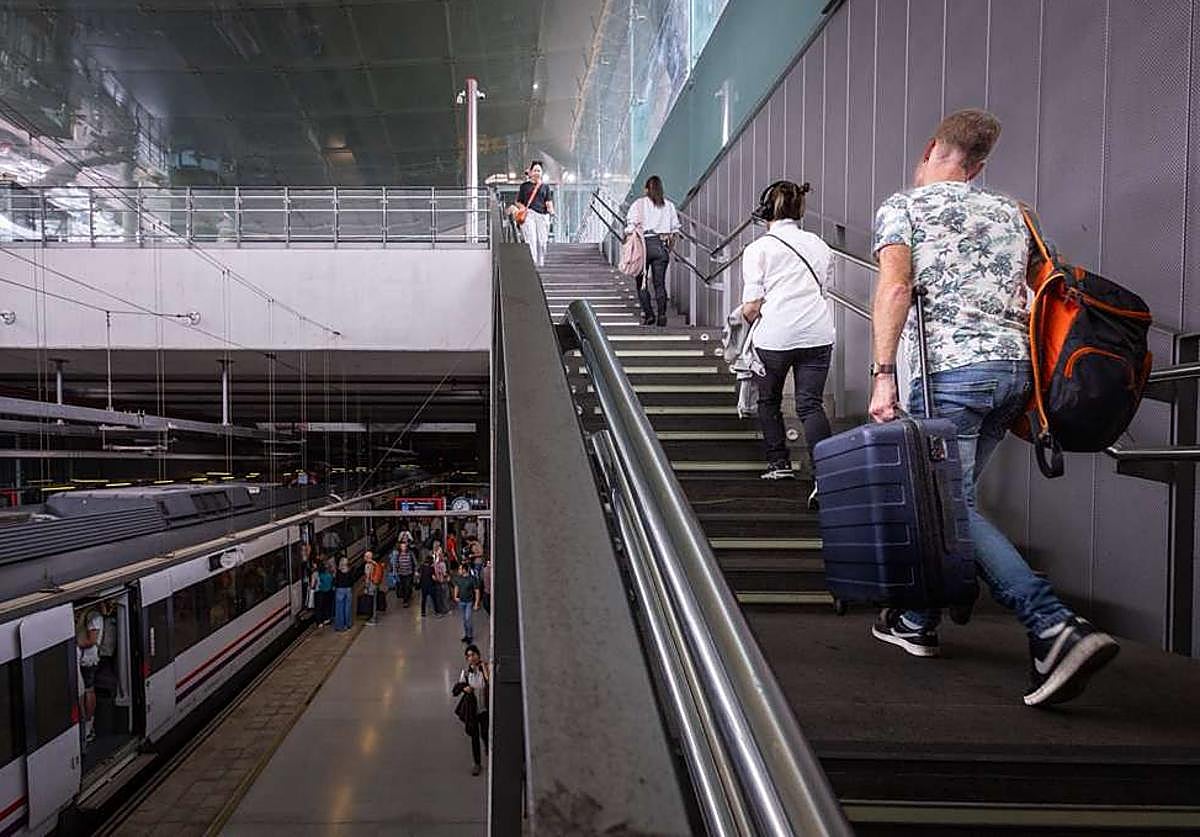 Pasajeros acarrean con las maletas en la terminal de Renfe en el aeropuerto.