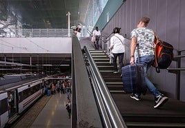 Pasajeros acarrean con las maletas en la terminal de Renfe en el aeropuerto.