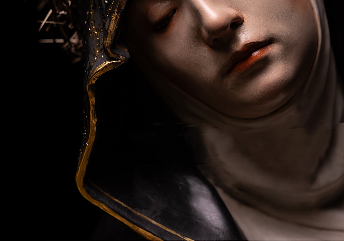 Pormenor de una de las figuras del nuevo retablo de la Congregación de Mena.