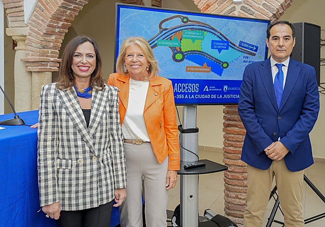 Rocío Díaz, Ángeles Muñoz y José Antonio Nieto posan con el proyecto de la zona.