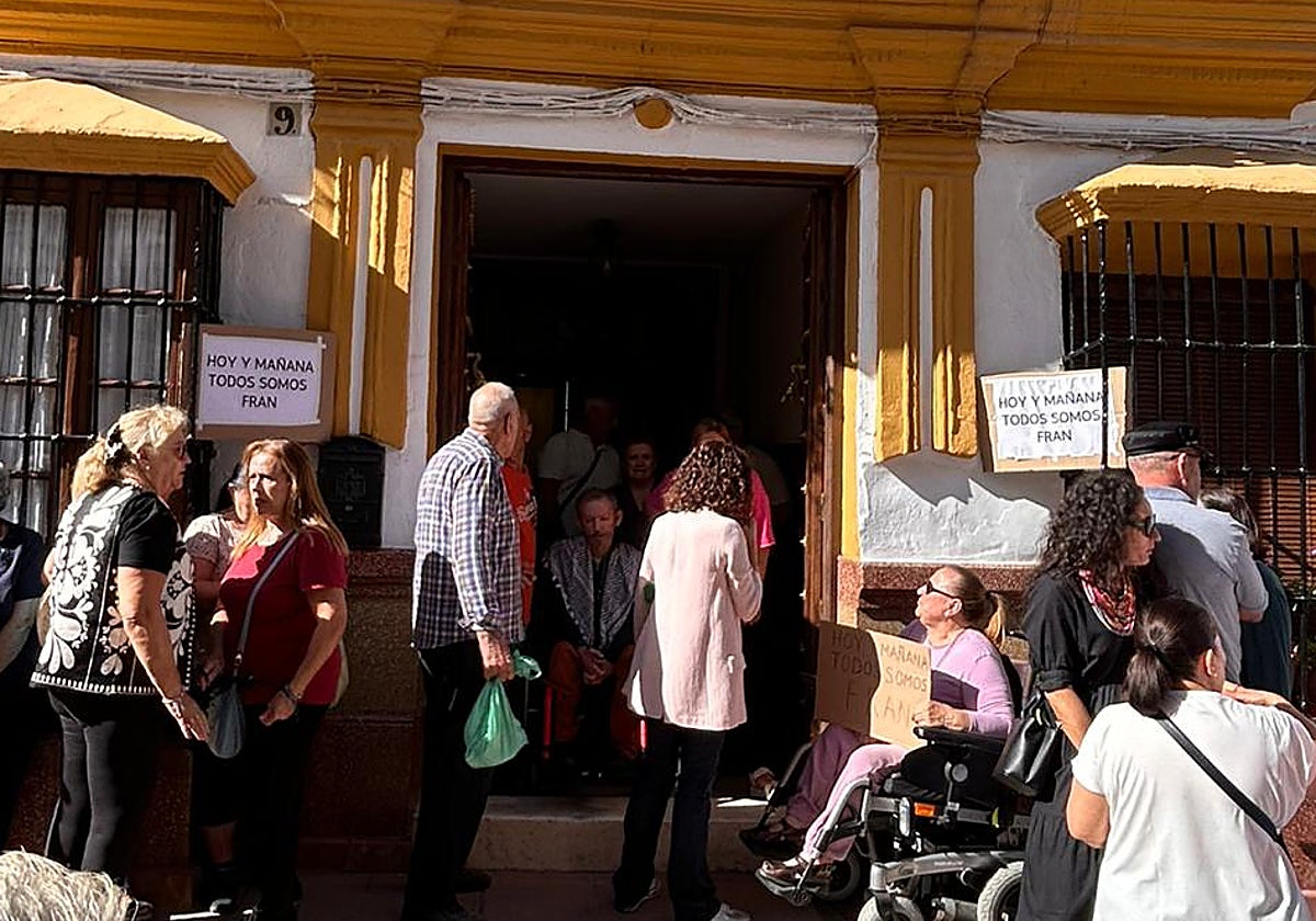 Vecinos de Alameda se concentran a las puertas de la vivienda de Fran Custodio tras la suspensión del desahucio.