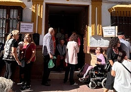 Vecinos de Alameda se concentran a las puertas de la vivienda de Fran Custodio tras la suspensión del desahucio.