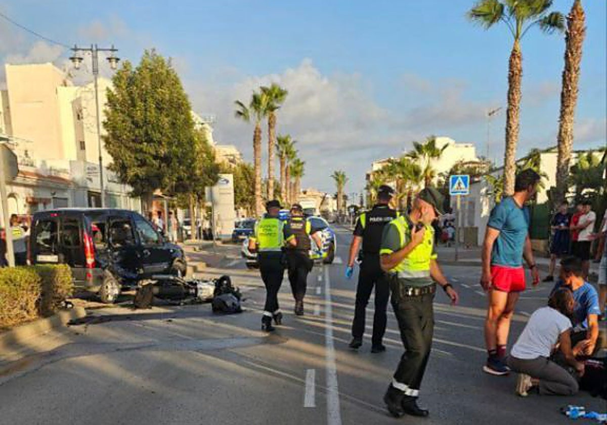 Imagen de los vehículos siniestrados, este viernes en la N-340 en El Morche.