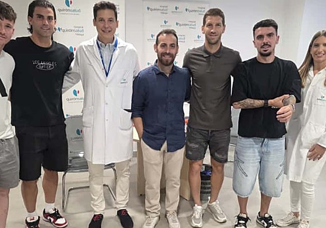 Jauregi, Brasanac y Joaquín, junto a los médicos y enfermeros que participaron en la analítica este viernes.