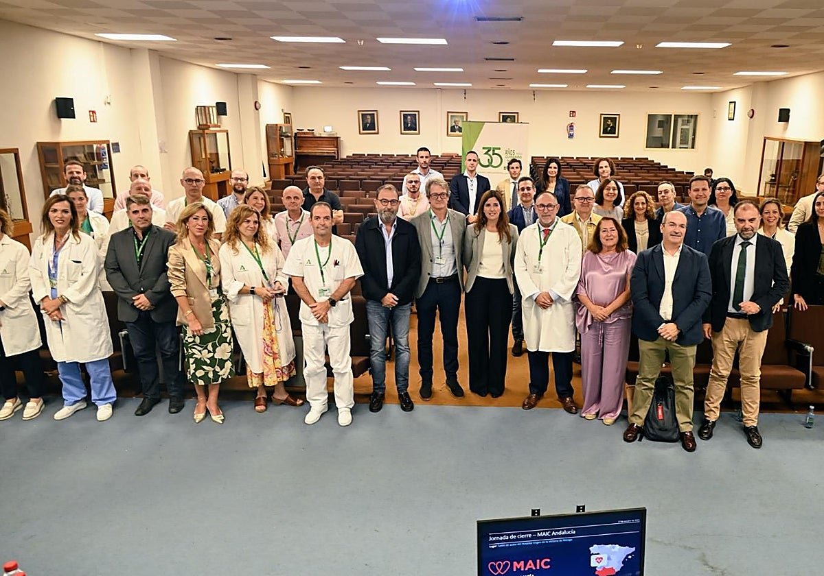 Foto de familia de los asistentes a estas jornadas celebradas este viernes en el Clínico.