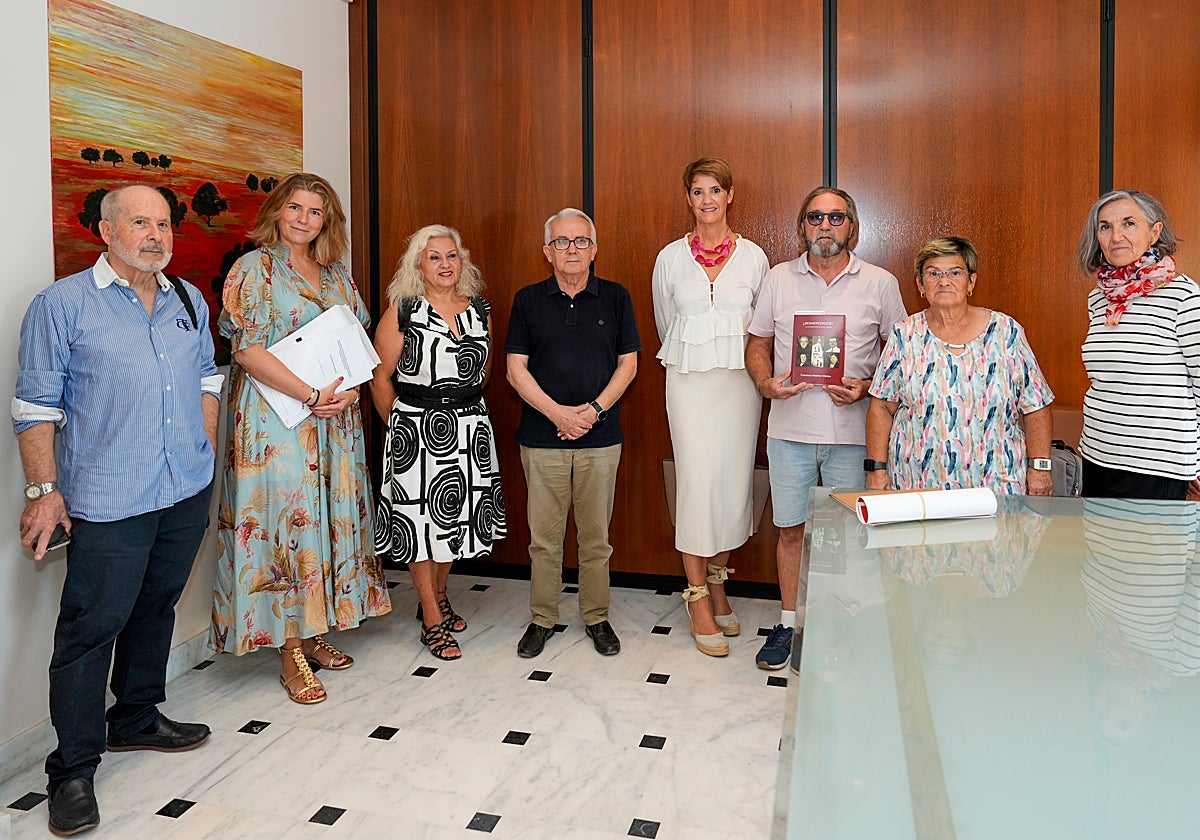 La vocal de la Fundación Antonia Guerrero, Isabel Simón (primera a la derecha) y la notaria Almudena Romero (segunda por la izquierda), junto a representantes de los partidos políticos de Estepona y miembros de la Asociación en Defensa del Patrimonio de Estepona, tras la apertura de los sobres concurrentes a la subasta de los terrenos de Saladavieja.