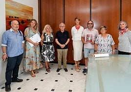 La vocal de la Fundación Antonia Guerrero, Isabel Simón (primera a la derecha) y la notaria Almudena Romero (segunda por la izquierda), junto a representantes de los partidos políticos de Estepona y miembros de la Asociación en Defensa del Patrimonio de Estepona, tras la apertura de los sobres concurrentes a la subasta de los terrenos de Saladavieja.
