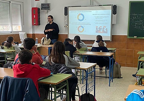 Taller de prevención del uso problemático de internet en un instituto de Alhaurín de la Torre.