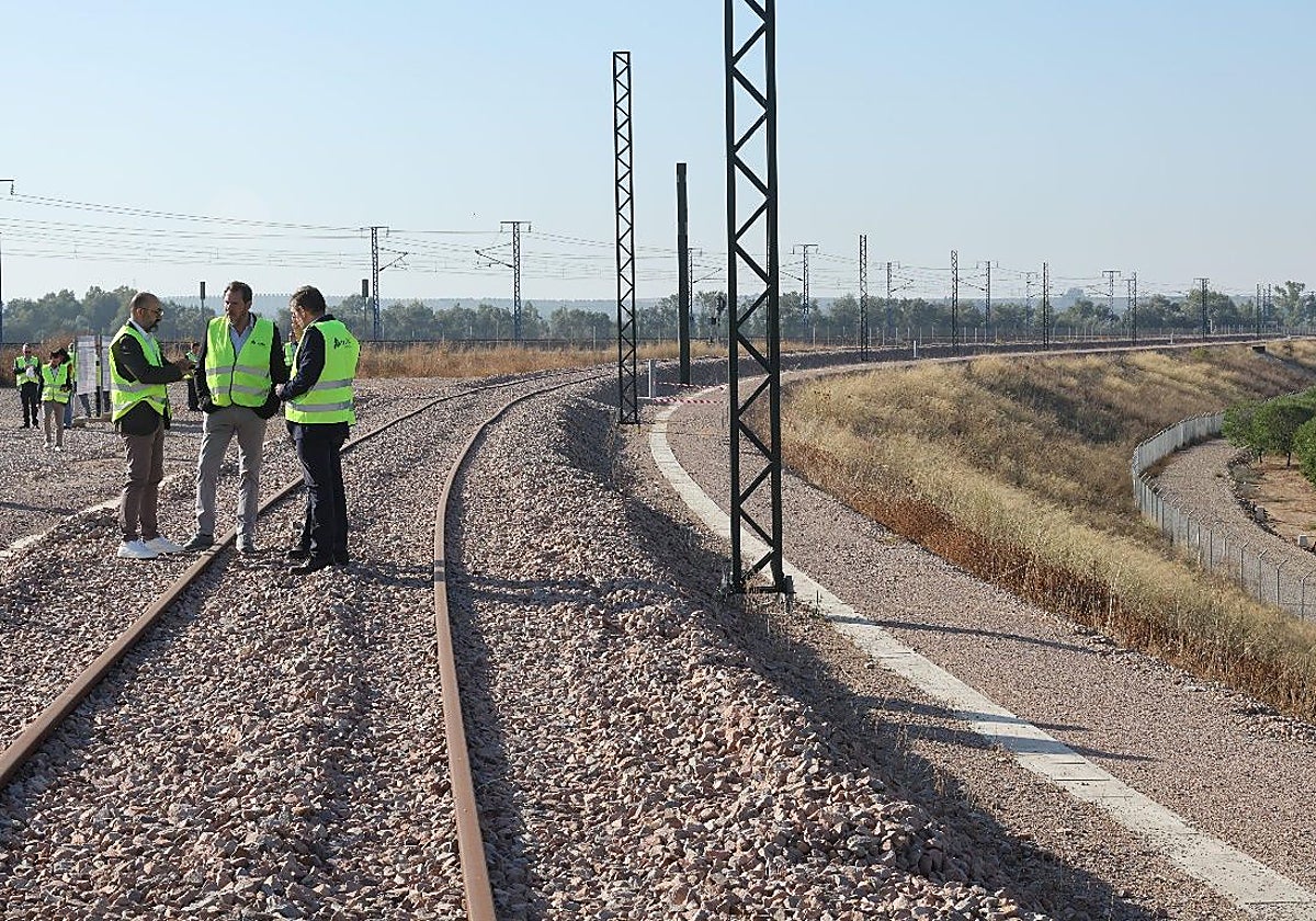 El ministro de Transportes, durante su visita a las obras del baipás de Almodóvar.
