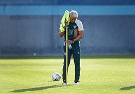 Sergio Pellicer clava una pica en el terreno del Anexo, este viernes.
