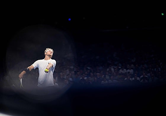 Un saque de Alejandro Davidovich, en el duelo de este viernes en Bruselas.