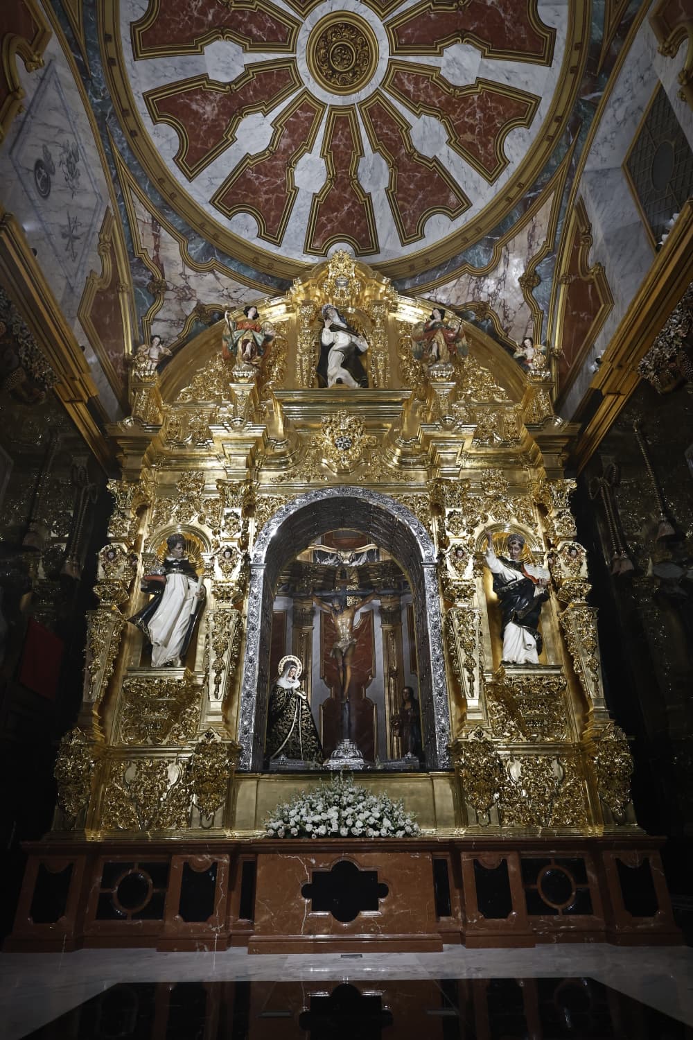 El nuevo retablo de la Congregación de Mena reinterpreta el que ardió en 1931.