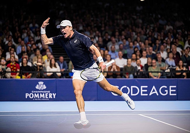 Raphael Collignon celebra un punto y pide apoyo de la grada.