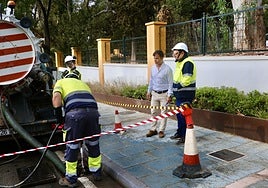 El concejal de Obras, Diego López, observa los trabajos que realizan los operarios.