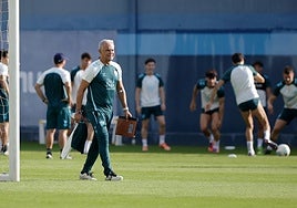 La plantilla del Málaga se entrena en el Anexo, en presencia de Pellicer.