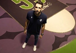 Jonathan García posa en la pista de baloncesto en las instalaciones de SUR.
