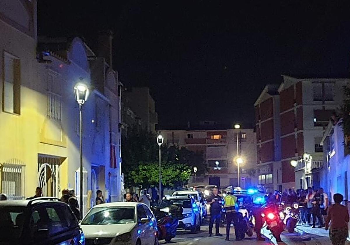 Imagen de los efectivos policiales, en la noche de este pasado viernes en la céntrica calle Burgos de Vélez-Málaga.