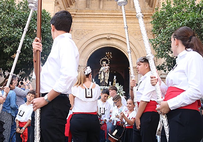 Momento histórico, con la salida de la imagen carmelita desde la Catedral.