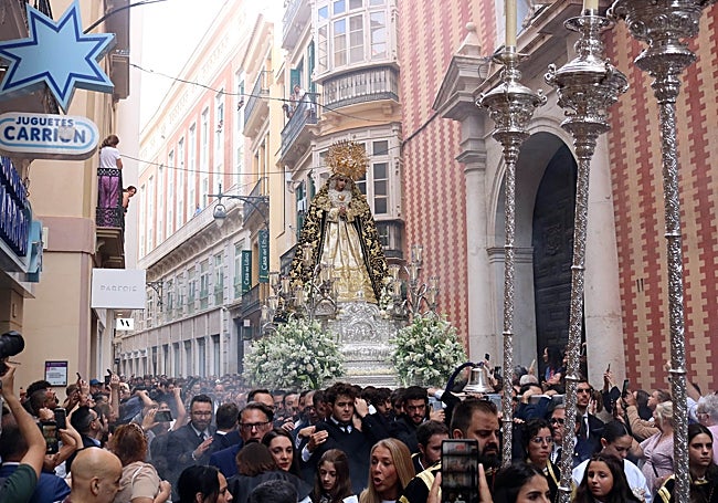 La Virgen del Amor Doloroso, tras entrar en el Sagrado de Corazón, a su paso por la calle Nueva.