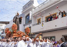 La procesión recorrió las principales calles de San Pedro Alcántara.