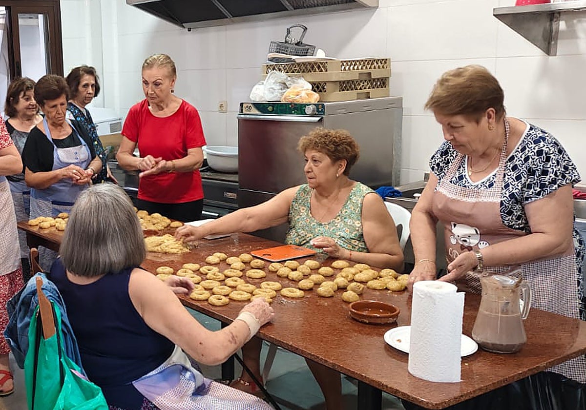 Socias de la Asociación de Mayores de El Burgo elaboran dulces artesanales.