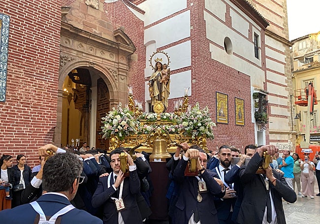 La Virgen del Carmen de la Colonia de Santa Inés saliendo desde el interior de los Mártires.