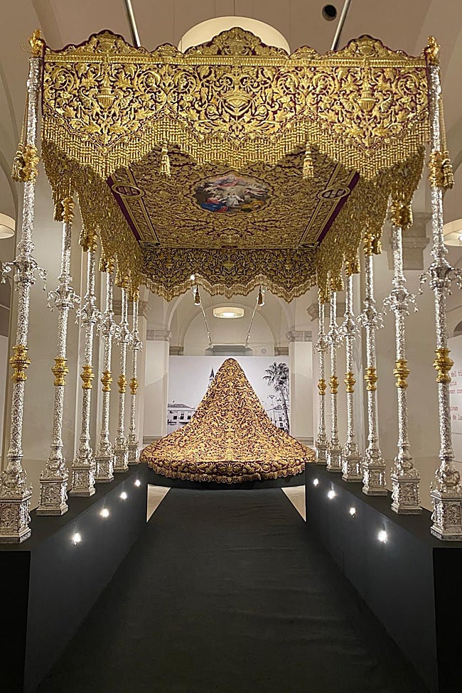 Palio y manto procesional de la Virgen de la Trinidad.