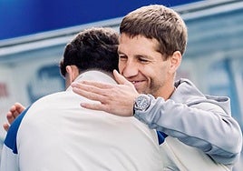 Darko Brasanac saluda a un excompañero del Alavés en su llegada a Butarque este domingo.