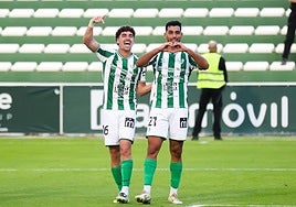 Osama celebra el segundo gol del Antequera ante el Marbella, en El Maulí.