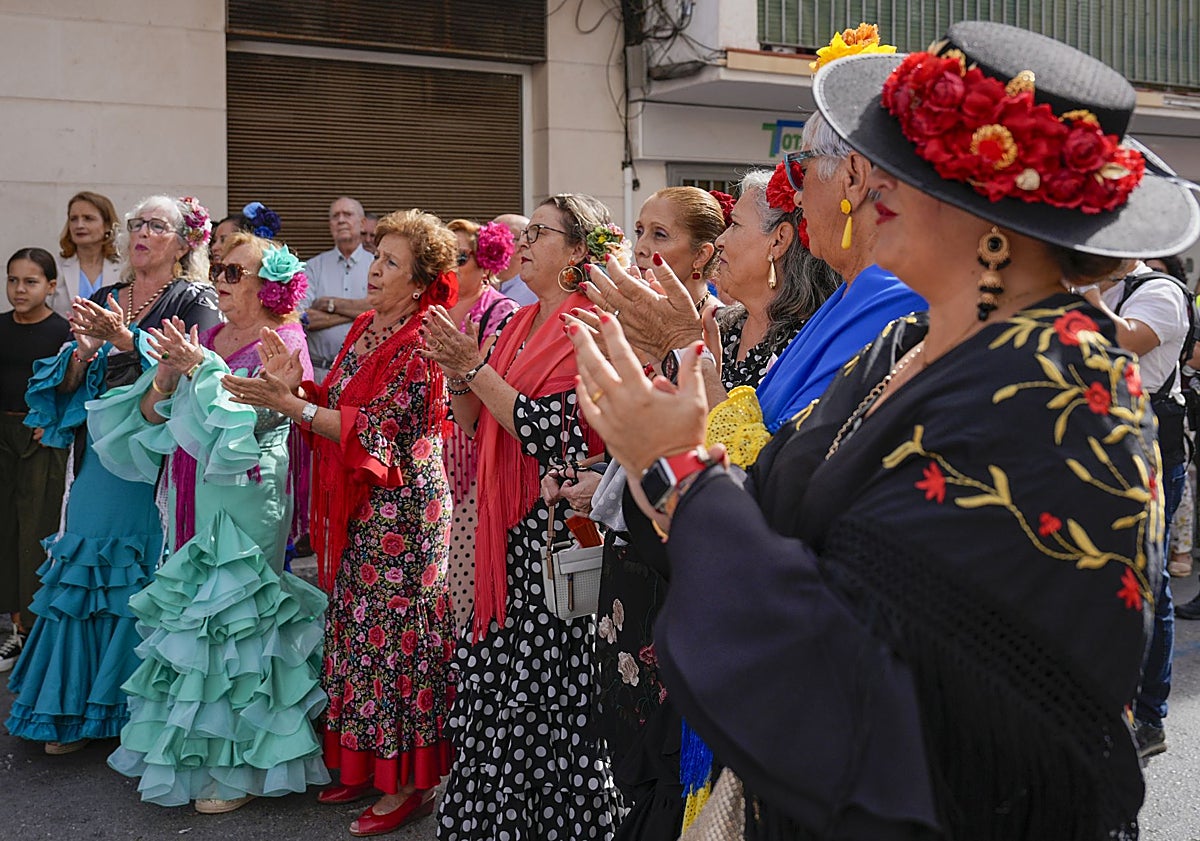 Imagen principal - Imágenes del ambiente y de la comitiva.