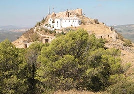 Vista de la ermita y el castillo.