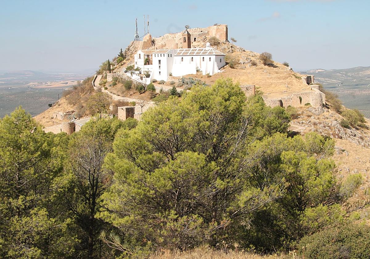 Vista de la ermita y el castillo.