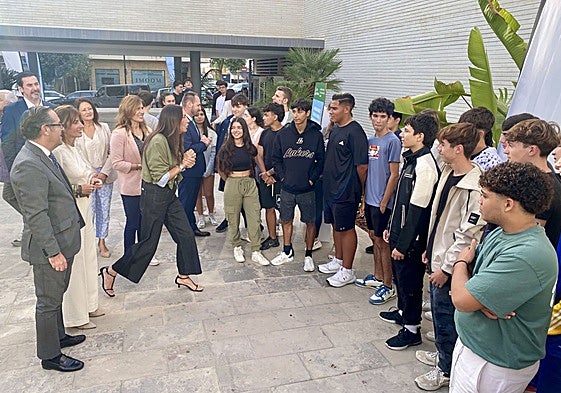 La consejera de Inclusión Social, Juventud, Familias e Igualdad, Loles López, y la alcaldesa de Mijas, Ana Mata, hablan con algunos de los asistentes al Congreso Andaluz.