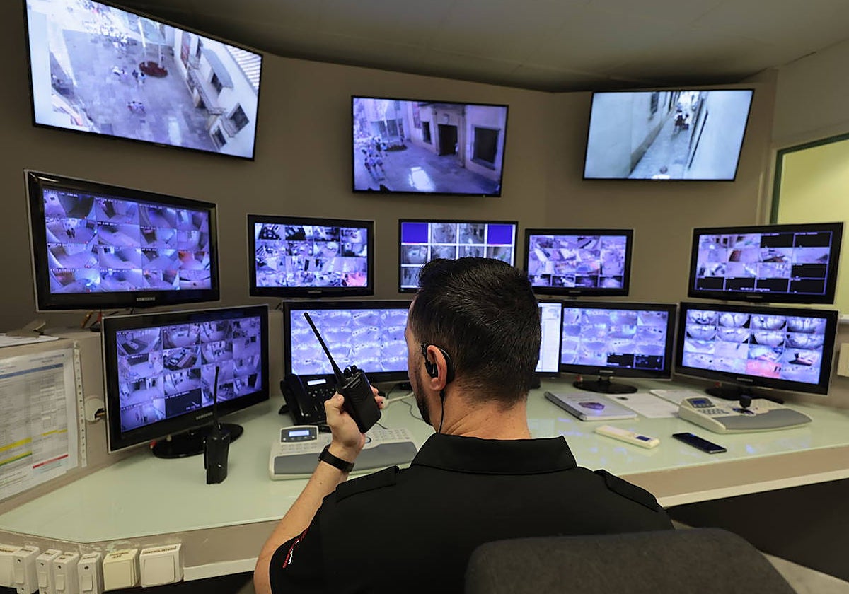 La sala de vigilancia del Museo Carmen Thyssen supervisa todas las salas de la pinacoteca.