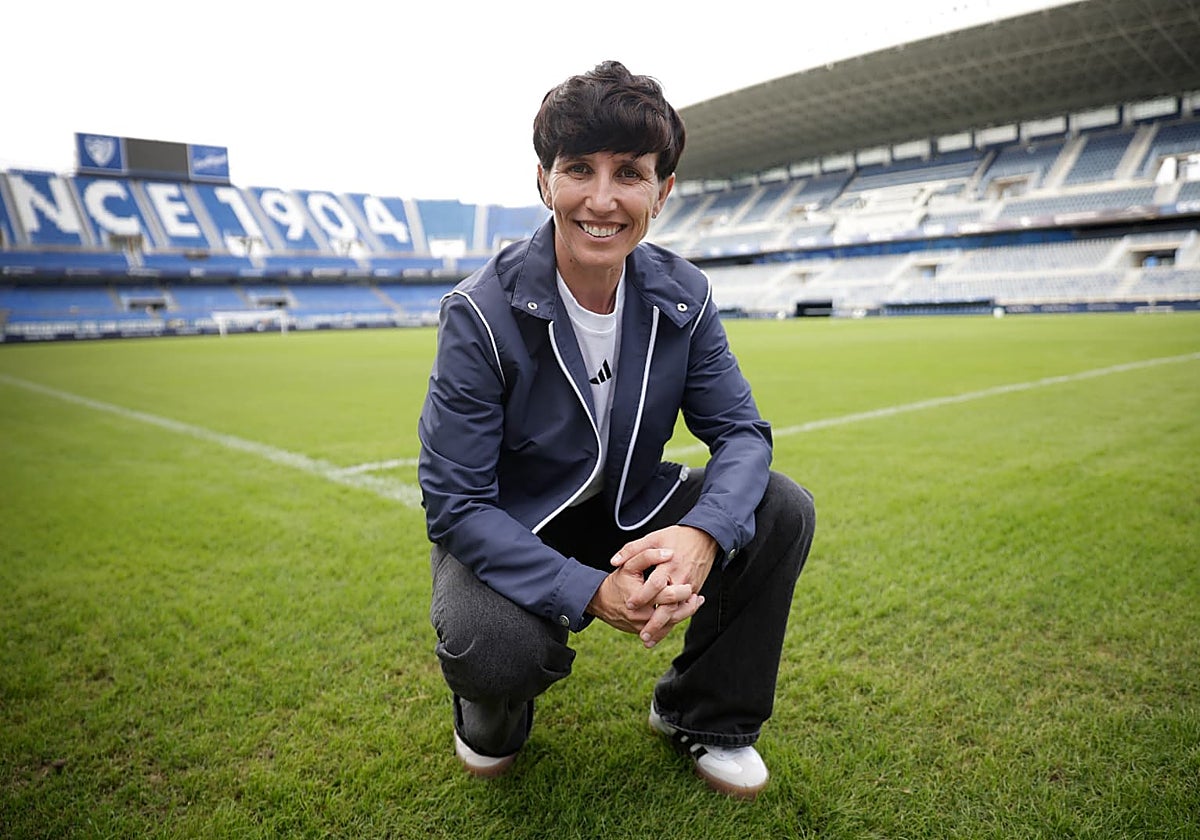 Sonia Bermúdez, posando para SUR en La Rosaleda, en su primera entrevista como seleccionadora.