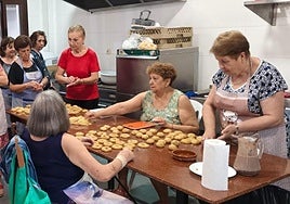 Socias de la Asociación de Mayores de El Burgo elaboran dulces artesanales.